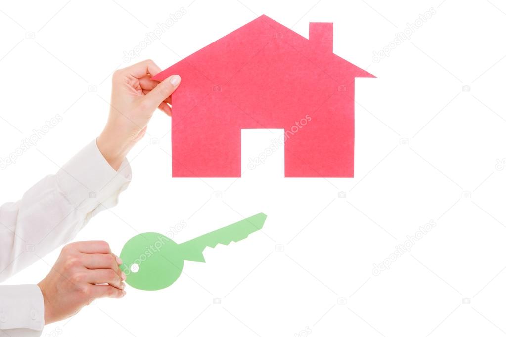 Iş kadını gerçek emlakçı kırmızı kağıt ev tuşunu basılı tutarak Stok