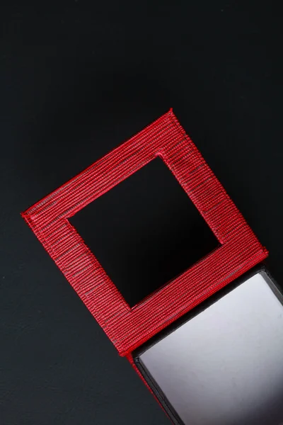 Caja de anillo rectangular negra roja sobre fondo oscuro — Foto de Stock