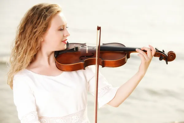 La ragazza bionda con un violino all'aperto — Foto Stock