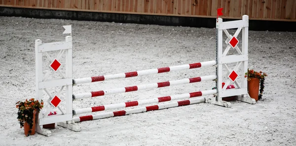 Obstáculo branco vermelho para pular cavalos. Competição de equitação . — Fotografia de Stock