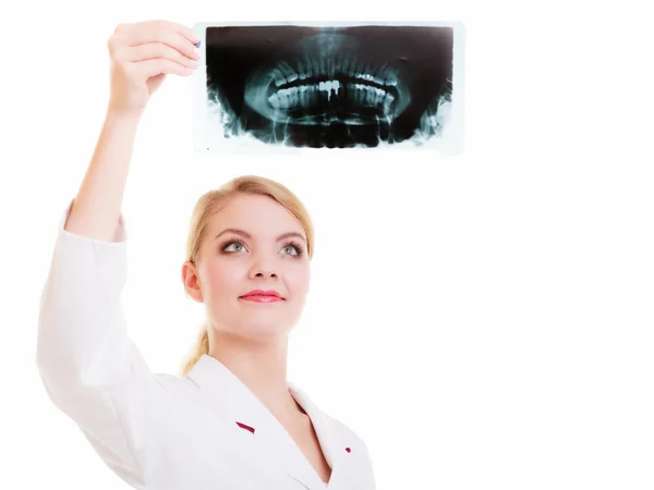 Arzt Radiologe in weißem Labor betrachtet das Röntgenbild isoliert — Stockfoto