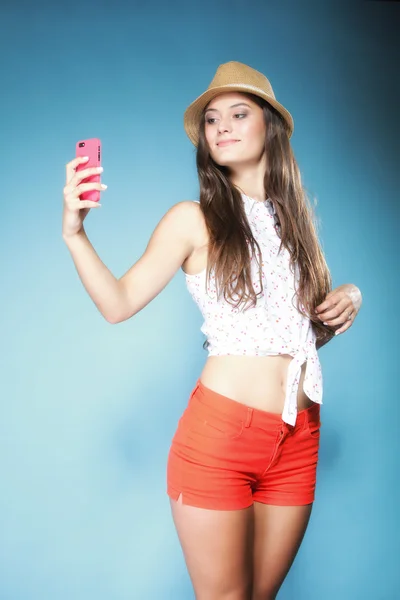 Fille avec téléphone portable prenant une photo d'elle-même — Photo