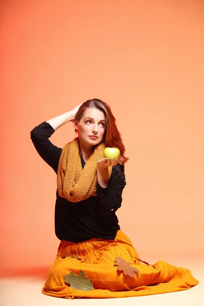 秋季时尚女孩与苹果橙色的睫毛 — 图库照片