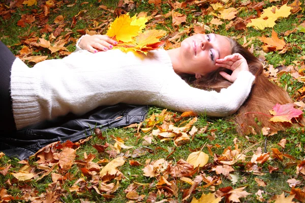 Otoño mujer sobre hojas fondo — Foto de Stock