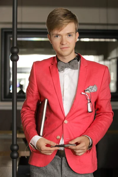 Joven guapo elegante hombre posando en interiores — Foto de Stock