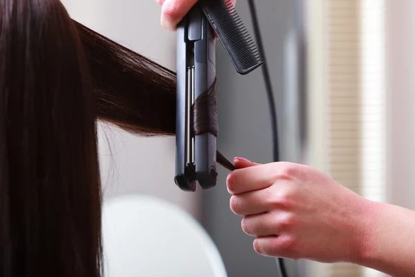 Парикмахер кёрлинг волос клиента женщина в парикмахерской красоты — стоковое фото