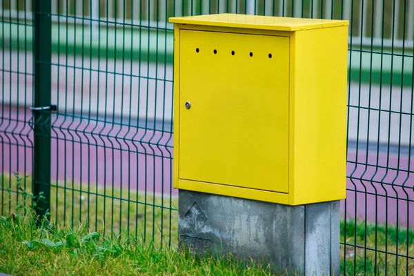 Gul elektrisk kontroll låda utomhus. Urban och energi. — Stockfoto