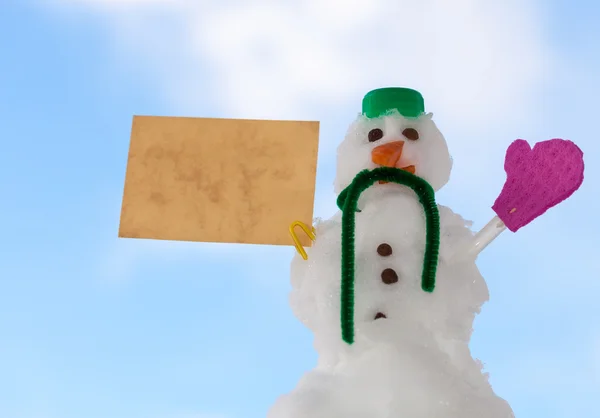小小的快乐圣诞雪人纸卡留言户外。冬天. — 图库照片
