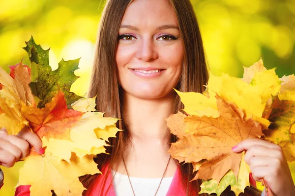 Φθινοπωρινή περίοδο. πορτρέτο κορίτσι γυναίκα που κρατά φθινοπωρινό αφήνει στο πάρκο — Stock fotografie