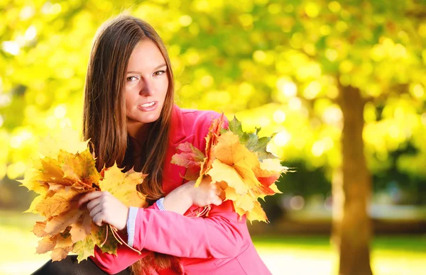 秋のシーズン。公園で紅葉を保持している肖像画女の子女性を葉します。 — ストック写真