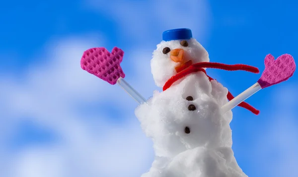 Pequeno boneco de neve Feliz Natal com luvas rosa ao ar livre. Temporada de Inverno . — Fotografia de Stock