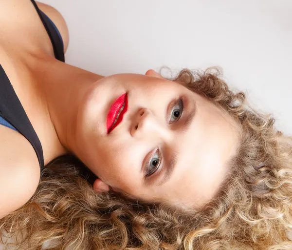 Retrato bela menina loira compõem deitado no chão estúdio tiro — Fotografia de Stock