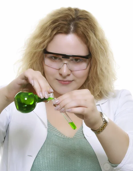 Chemik kobieta z wyroby ze szkła chemiko kolby na białym tle — Zdjęcie stockowe