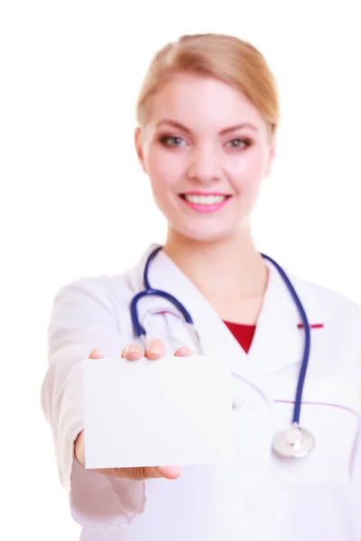 Woman in lab coat. Doctor or nurse with blank card isolated — Stock Photo, Image