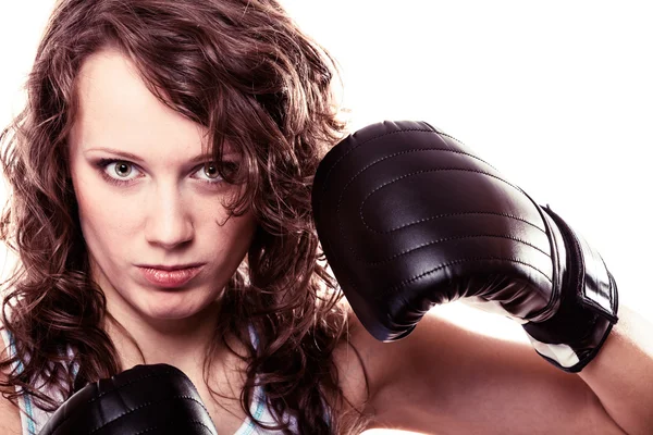 Boxeadora deportiva con guantes negros. Fitness chica entrenamiento patada boxeo . — Foto de Stock