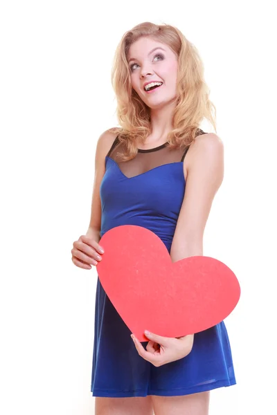 Coração vermelho. símbolo de amor. mulher segurar Valentim símbolo do dia . — Fotografia de Stock