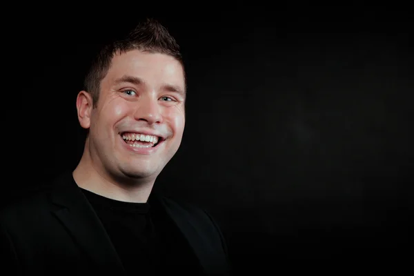 Feliz rindo homem em preto — Fotografia de Stock