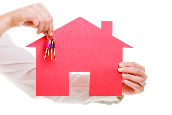 Business woman real estate agent holding red paper house keys — Stock Photo, Image