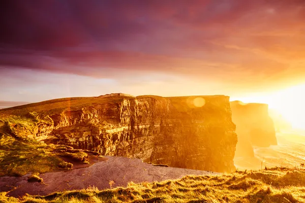 Cliffs of Moher bei Sonnenuntergang in der Grafschaft Clare, Irland Europa — Stockfoto
