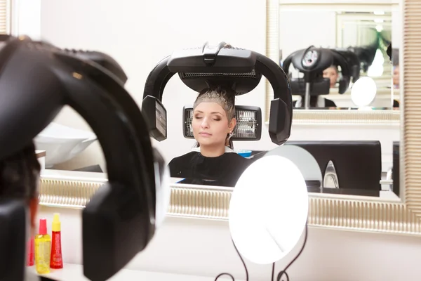 Cliente donna tintura capelli da parrucchiere. In salone di bellezza di parrucchiere — Foto Stock