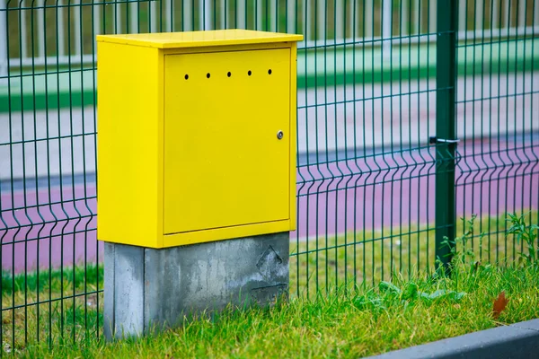 Żółty sterowaniem elektrycznym pole odkryty. miejski mocy i energii. — Zdjęcie stockowe