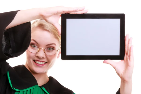 Abogada abogada en vestido polaco clásico sostiene tableta en blanco —  Fotos de Stock