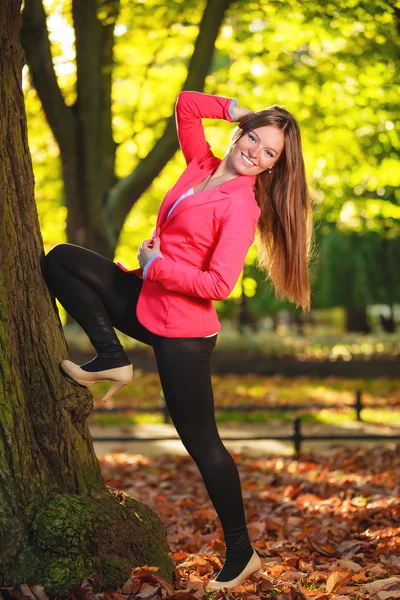 Stagione autunnale. Ragazza di lunghezza piena giovane donna nella foresta parco autunnale . — Foto Stock