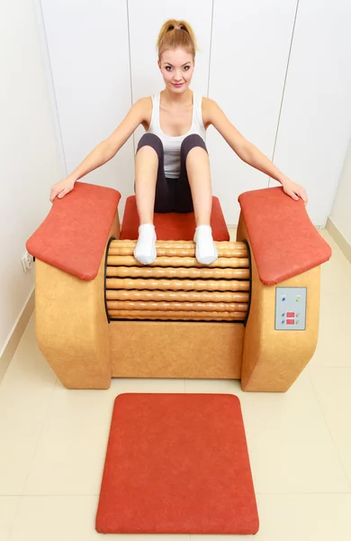 Kız eşofman üzerinde relax masaj ekipmanları sağlıklı spa Salonu — Stok fotoğraf