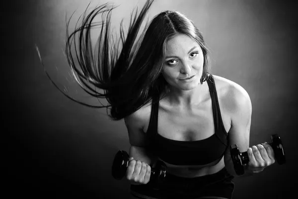 Fitness fille entraînement épaule muscles levage haltères — Photo