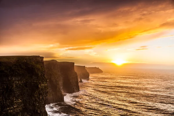 爱尔兰克莱尔公司落日落山时的摩尔悬崖 — 图库照片