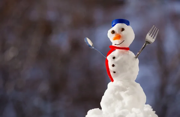 Pequeño muñeco de nieve de Navidad feliz con tenedor al aire libre. temporada de invierno . —  Fotos de Stock