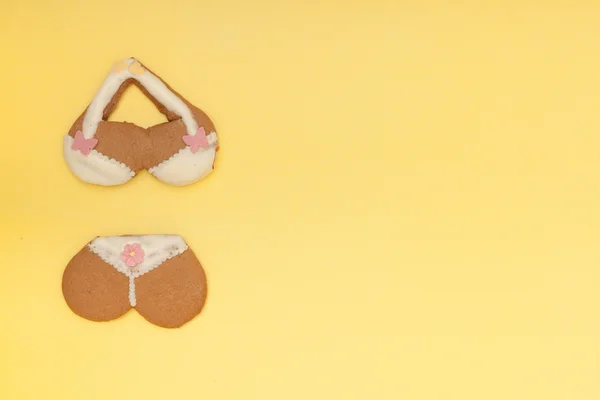 Drôle de sous-vêtements bikini forme gâteau au pain d'épice cookie sur jaune — Photo
