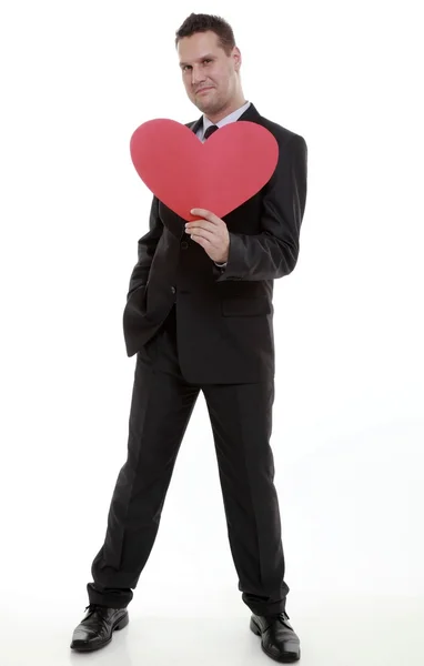 Homem segurando coração vermelho em sua mão símbolo de amor — Fotografia de Stock
