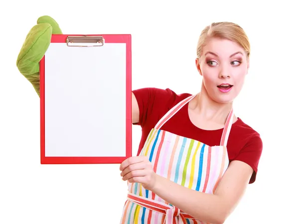 Ama de casa o barista en delantal de cocina sostiene portapapeles con vacío en blanco aislado — Foto de Stock