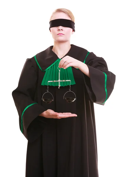 Samice právník právník v klasickém polské černé zelené šaty a váhy — Stock fotografie