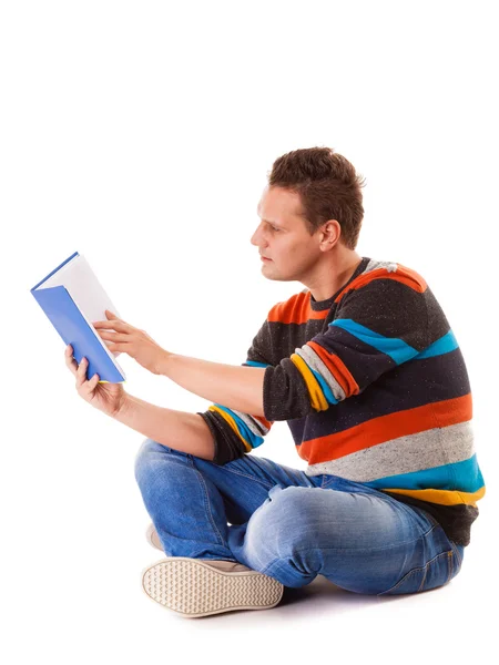 Estudiante masculino leyendo un libro preparándose para el examen aislado —  Fotos de Stock