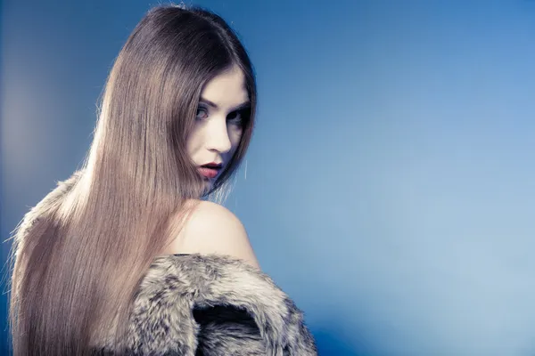 Retrato de chica con el pelo largo. Mujer joven en abrigo de piel en azul. —  Fotos de Stock