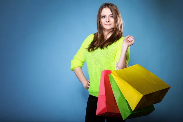 Junge Frau mit mehrfarbiger Einkaufstasche aus Papier — Stockfoto