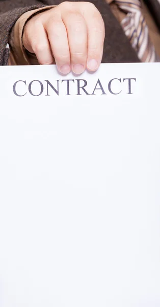 Un om de afaceri care deține hârtie albă cu contract de semnare — Fotografie, imagine de stoc