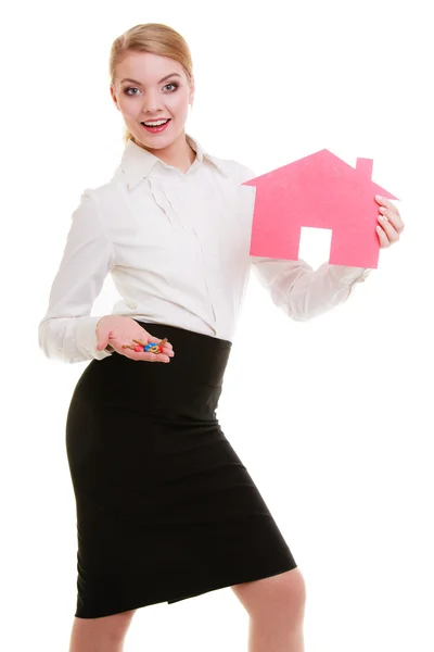 Business woman real estate agent holding red paper house keys — Stock Photo, Image