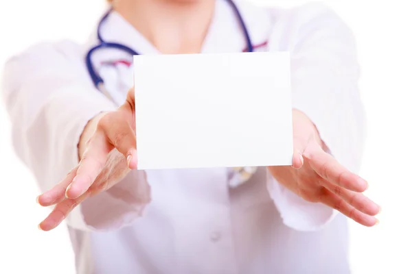 その女性の身体実験用の上着。分離された空白カードを持つ医師看護師 — ストック写真