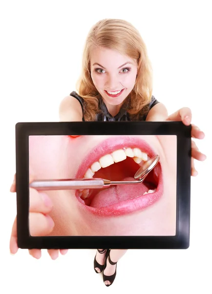 Menina mostrando ipad tablet touchpad com foto dental dos dentes — Fotografia de Stock