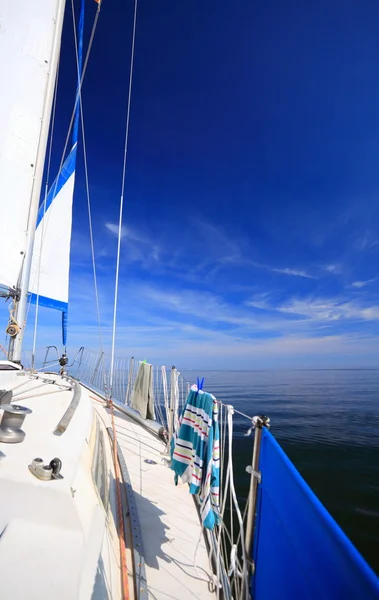 Парусная яхта, плывущая в синем море. Туризм — стоковое фото