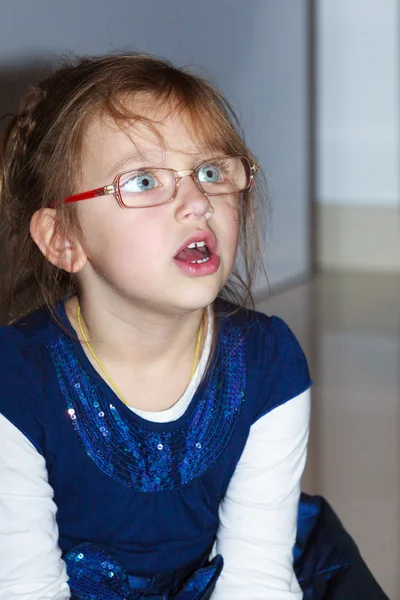 Surprised little girl child open mouth wide eyed interior — Stock Photo, Image