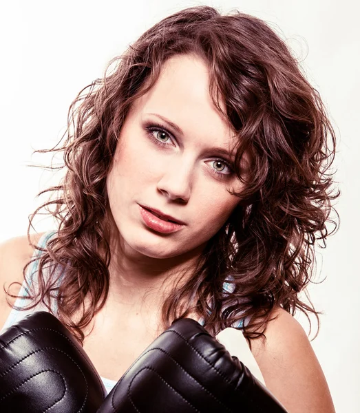 Boxeadora deportiva con guantes negros. Fitness chica entrenamiento patada boxeo . — Foto de Stock