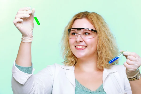 Chemik žena s trubicemi chemické sklo — Stock fotografie