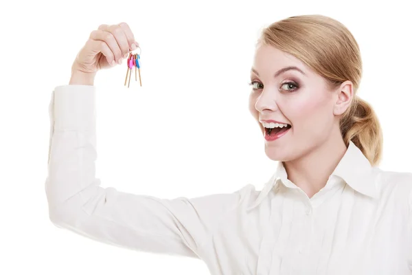 Mulher feliz agente imobiliário segurando conjunto de chaves para nova casa — Fotografia de Stock