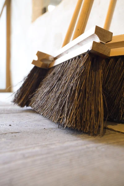 Μεγάλο σκούπες στα οικιακά ξύλινο πάτωμα — Φωτογραφία Αρχείου