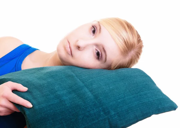 Ospalá blondýnka dívka se zeleným polštářem izolované přes bílou — Stock fotografie