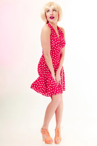 Full lengthbeautiful pinup girl in blond wig retro red dress. Vintage. — Stock Photo, Image